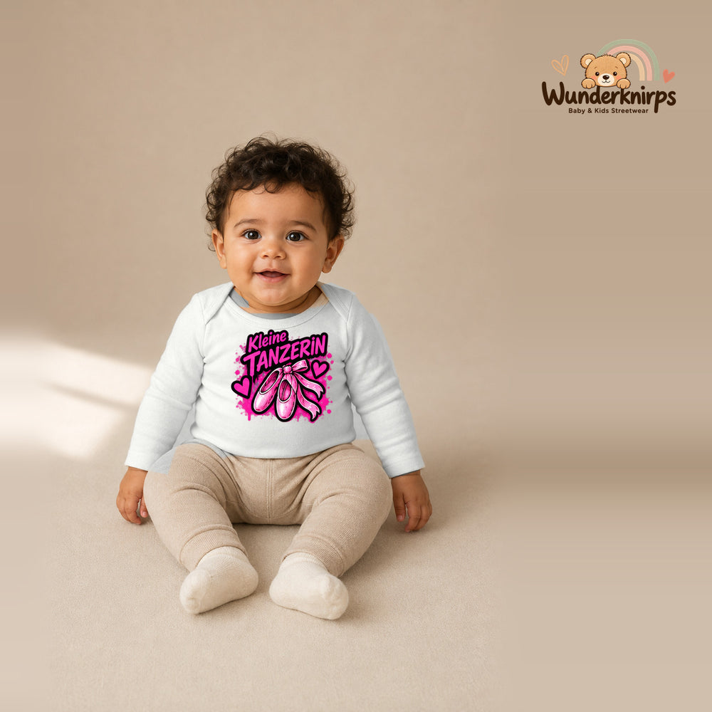 Babybody für Jungen in Weiß mit Motiv „Kleine Tänzerin“, getragen von einem Kind – Wunderknirps.