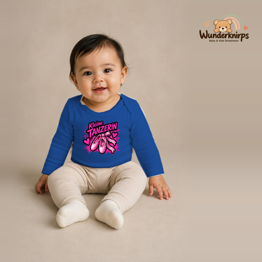 Babybody für Mädchen in Blau mit Motiv „Kleine Tänzerin“, getragen von einem Kind – Wunderknirps.