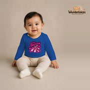 Babybody für Mädchen in Blau mit Motiv „Kleine Tänzerin“, getragen von einem Kind – Wunderknirps.