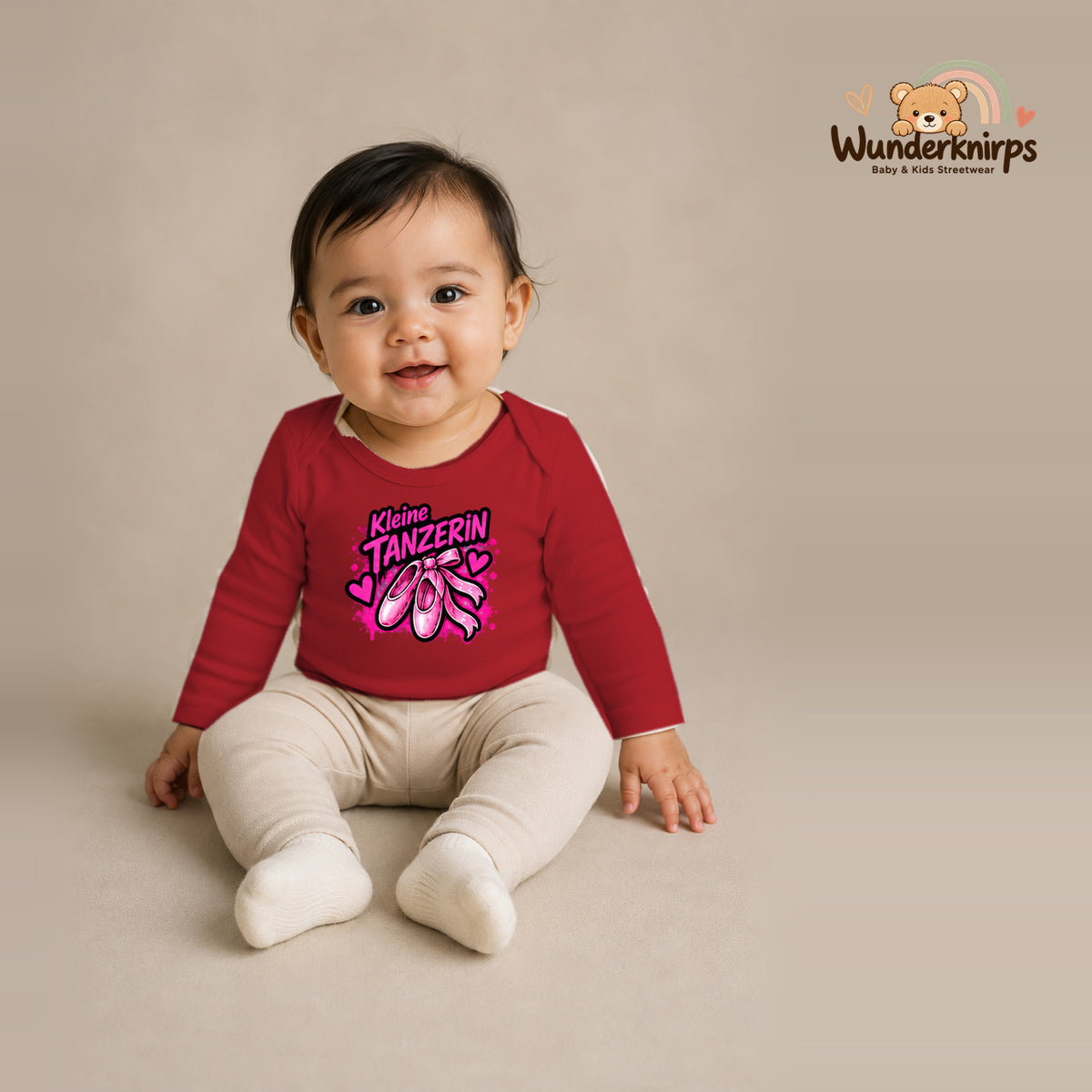 Babybody für Mädchen in Rot mit Motiv „Kleine Tänzerin“, getragen von einem Kind – Wunderknirps.