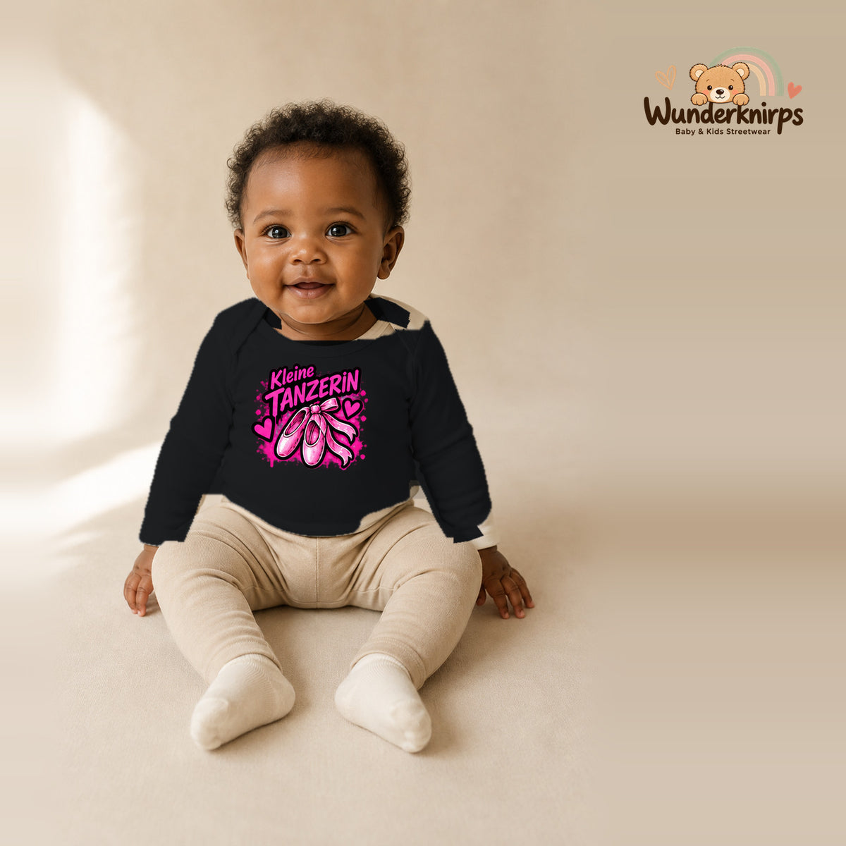 Babybody für Mädchen in Schwarz mit Motiv „Kleine Tänzerin“, getragen von einem Kind – Wunderknirps.