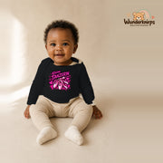 Babybody für Mädchen in Schwarz mit Motiv „Kleine Tänzerin“, getragen von einem Kind – Wunderknirps.