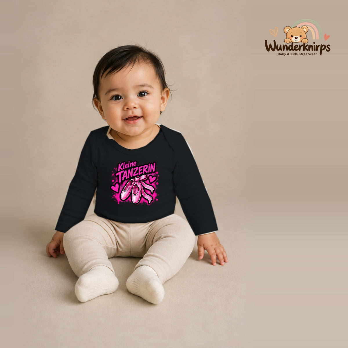 Babybody für Mädchen in Schwarz mit Motiv „Kleine Tänzerin“, getragen von einem Kind – Wunderknirps.