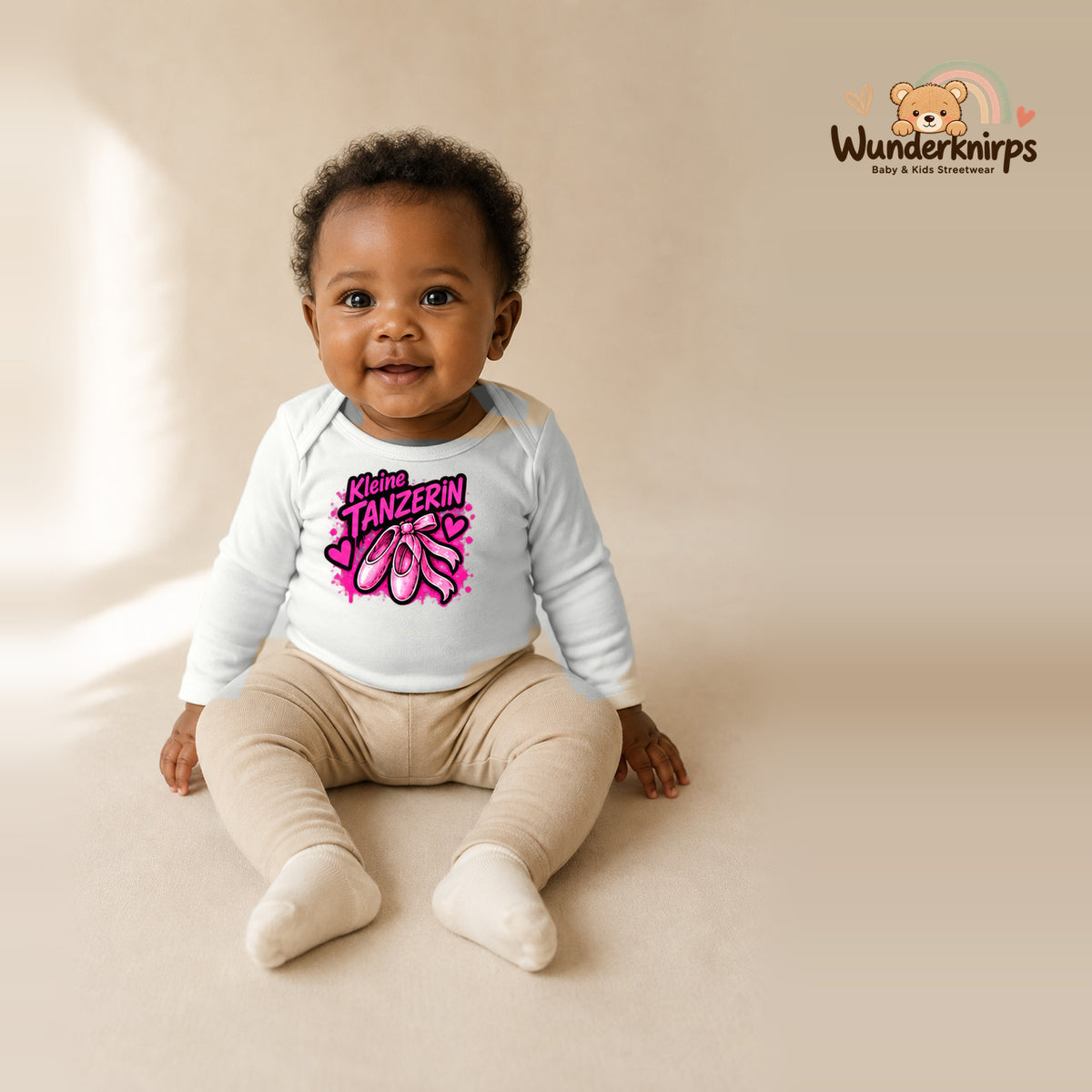 Babybody für Mädchen in Weiß mit Motiv „Kleine Tänzerin“, getragen von einem Kind – Wunderknirps.