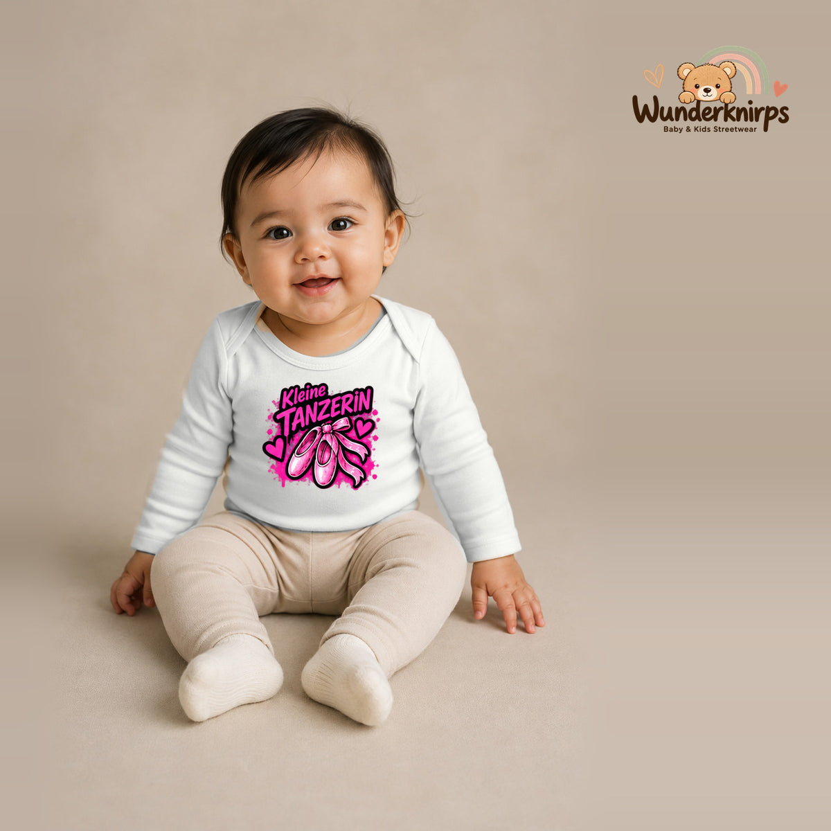 Babybody für Mädchen in Weiß mit Motiv „Kleine Tänzerin“, getragen von einem Kind – Wunderknirps.