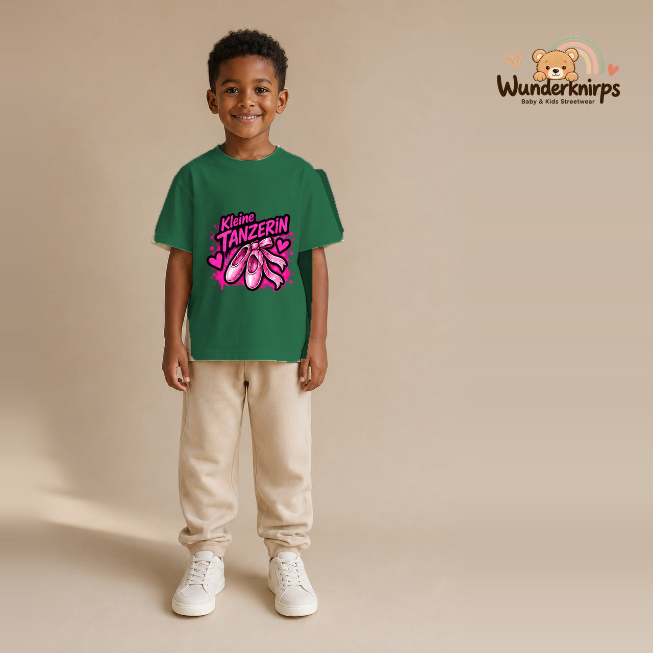 T-Shirt für Jungen in Grün mit Motiv „Kleine Tänzerin“, getragen von einem Kind – Wunderknirps.