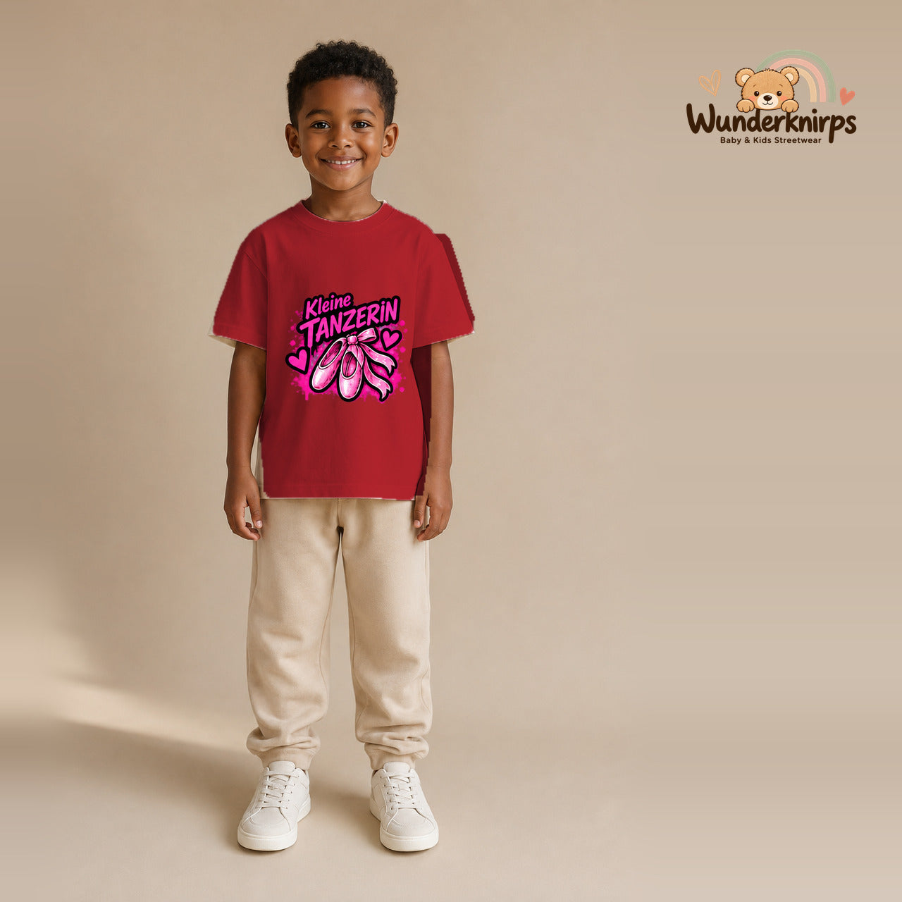 T-Shirt für Jungen in Rot mit Motiv „Kleine Tänzerin“, getragen von einem Kind – Wunderknirps.