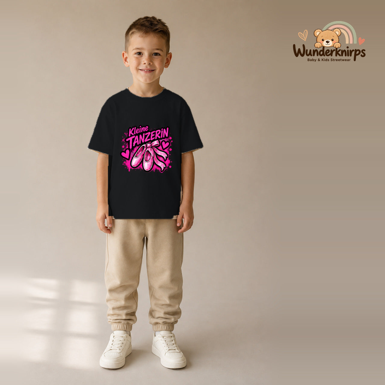 T-Shirt für Jungen in Schwarz mit Motiv „Kleine Tänzerin“, getragen von einem Kind – Wunderknirps.