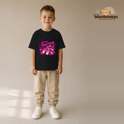 T-Shirt für Jungen in Schwarz mit Motiv „Kleine Tänzerin“, getragen von einem Kind – Wunderknirps.