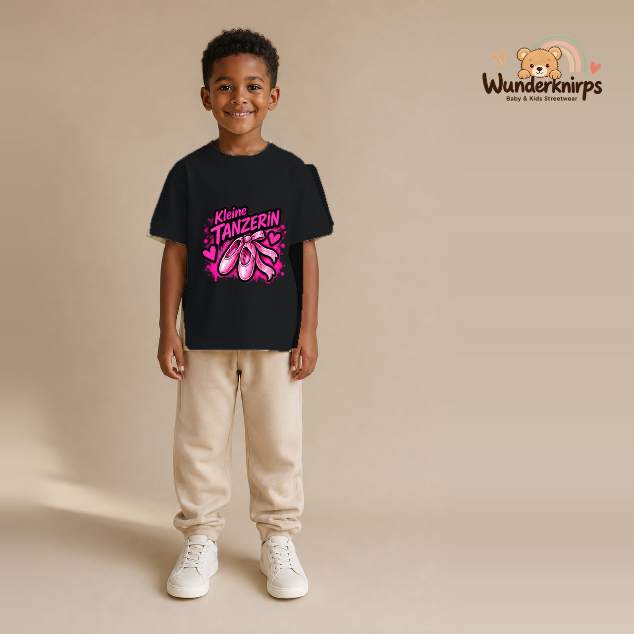 T-Shirt für Jungen in Schwarz mit Motiv „Kleine Tänzerin“, getragen von einem Kind – Wunderknirps.