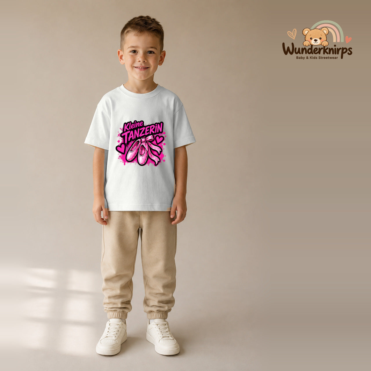 T-Shirt für Jungen in Weiß mit Motiv „Kleine Tänzerin“, getragen von einem Kind – Wunderknirps.