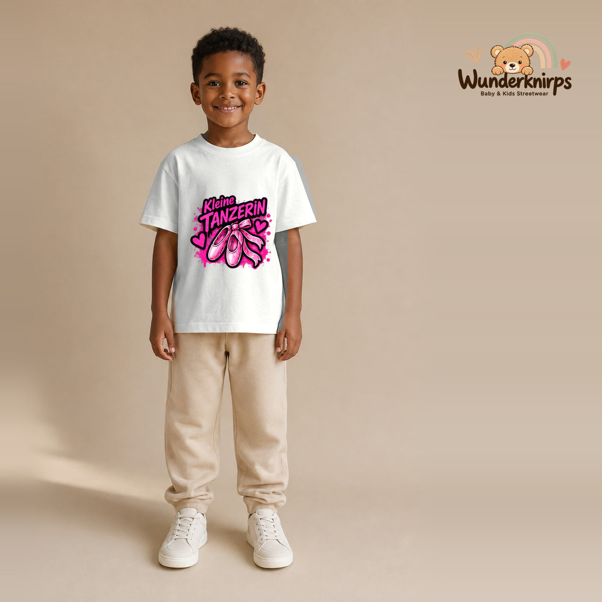 T-Shirt für Jungen in Weiß mit Motiv „Kleine Tänzerin“, getragen von einem Kind – Wunderknirps.