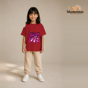 T-Shirt für Mädchen in Rot mit Motiv „Kleine Tänzerin“, getragen von einem Kind – Wunderknirps.