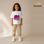 T-Shirt für Mädchen in Weiß mit Motiv „Kleine Tänzerin“, getragen von einem Kind – Wunderknirps.