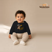 Babybody für Jungen in Schwarz mit Motiv „Kleiner Boss“, getragen von einem Kind – Wunderknirps.