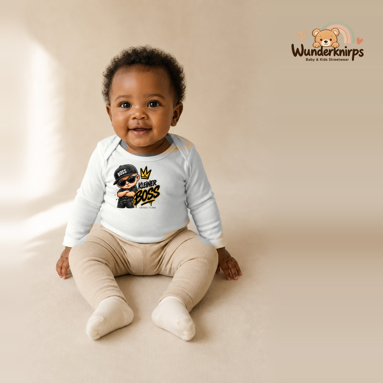 Babybody für Mädchen in Weiß mit Motiv „Kleiner Boss“, getragen von einem Kind – Wunderknirps.