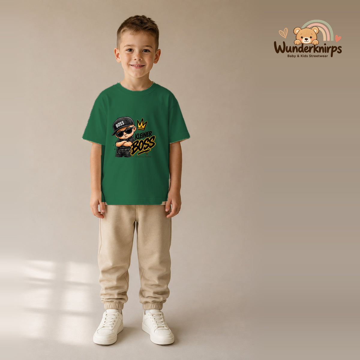 T-Shirt für Jungen in Grün mit Motiv „Kleiner Boss“, getragen von einem Kind – Wunderknirps.