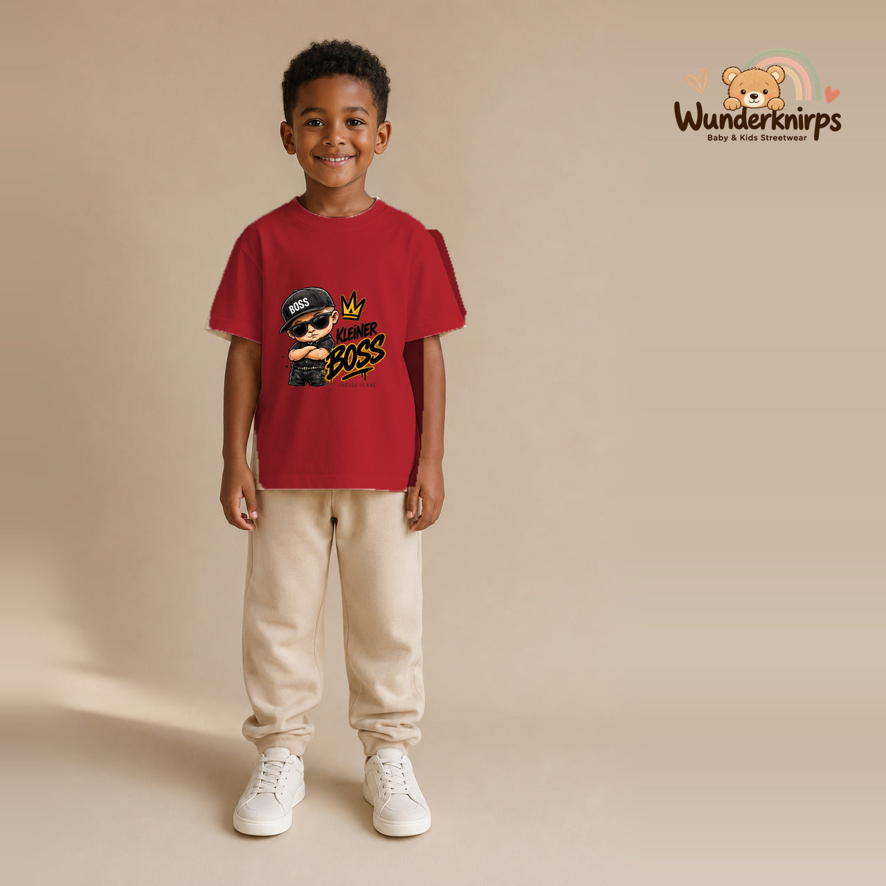 T-Shirt für Jungen in Rot mit Motiv „Kleiner Boss“, getragen von einem Kind – Wunderknirps.