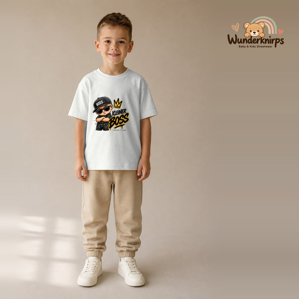 T-Shirt für Jungen in Weiß mit Motiv „Kleiner Boss“, getragen von einem Kind – Wunderknirps.
