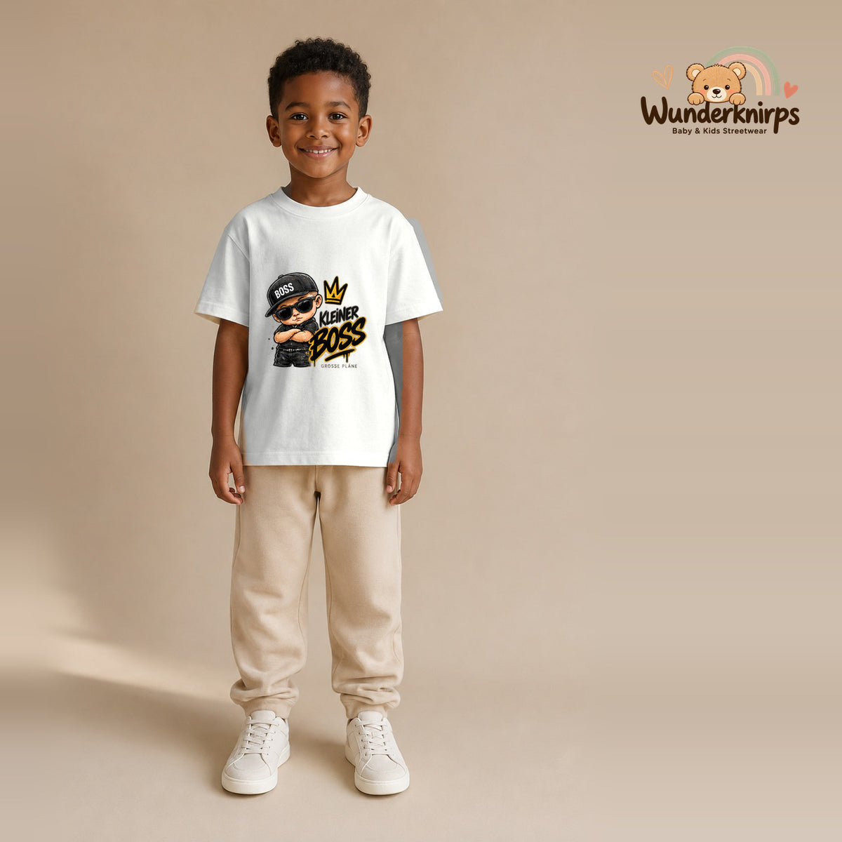 T-Shirt für Jungen in Weiß mit Motiv „Kleiner Boss“, getragen von einem Kind – Wunderknirps.