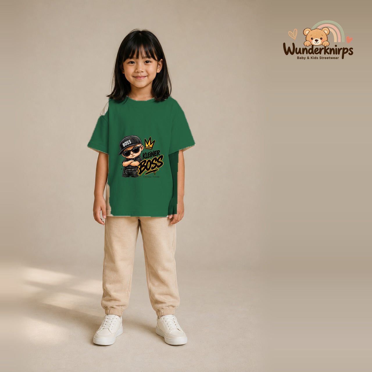 T-Shirt für Mädchen in Grün mit Motiv „Kleiner Boss“, getragen von einem Kind – Wunderknirps.