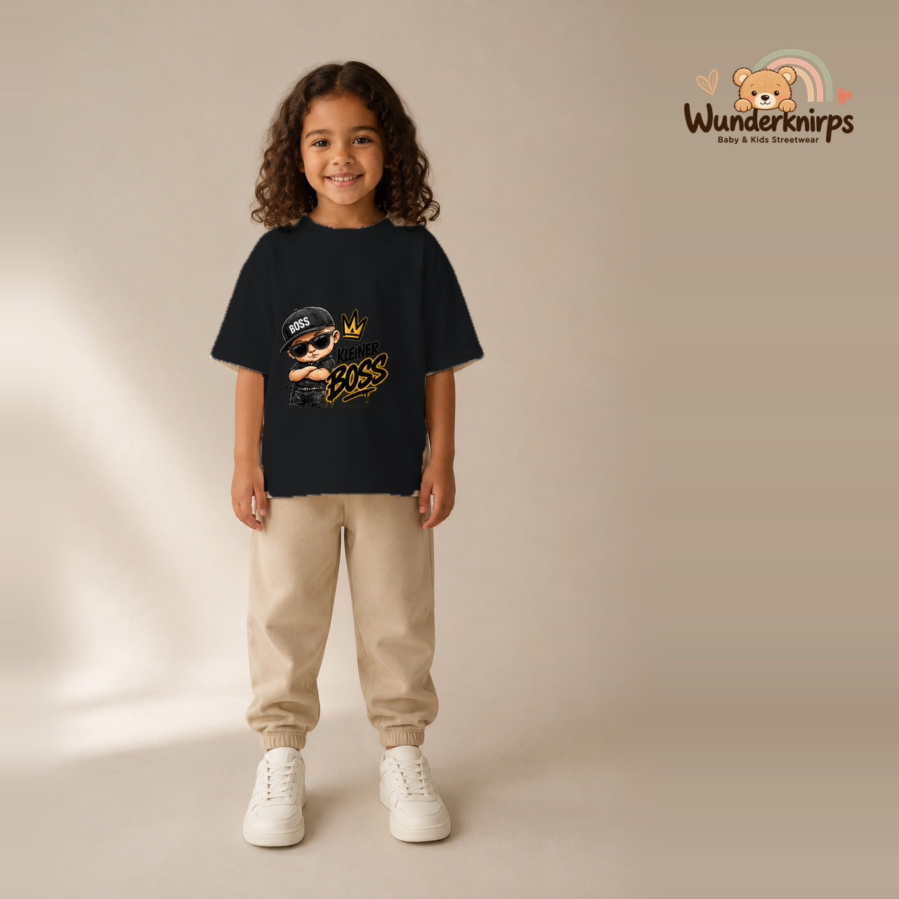 T-Shirt für Mädchen in Schwarz mit Motiv „Kleiner Boss“, getragen von einem Kind – Wunderknirps.