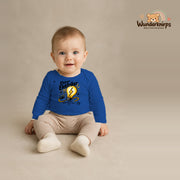 Babybody für Jungen in Blau mit Motiv „Kleiner Elektriker“, getragen von einem Kind – Wunderknirps.