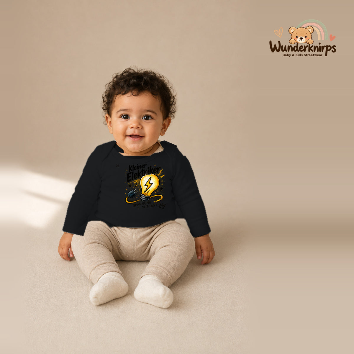 Babybody für Jungen in Schwarz mit Motiv „Kleiner Elektriker“, getragen von einem Kind – Wunderknirps.