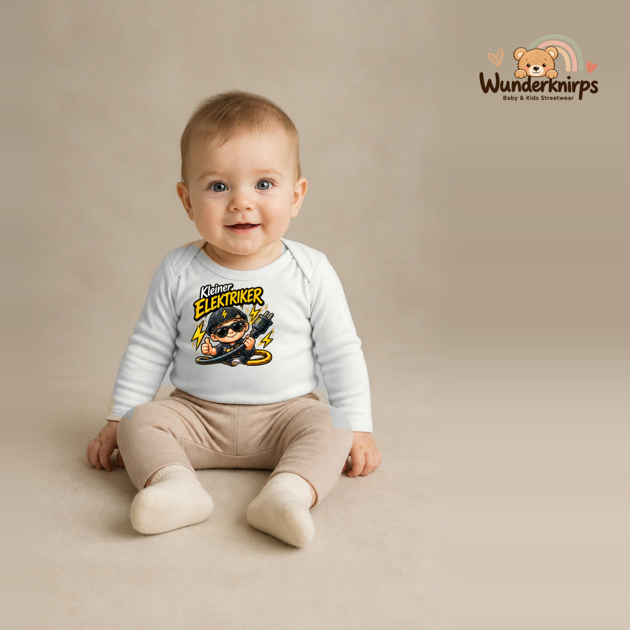 Babybody für Jungen in Weiß mit Motiv „Kleiner Elektriker“, getragen von einem Kind – Wunderknirps.