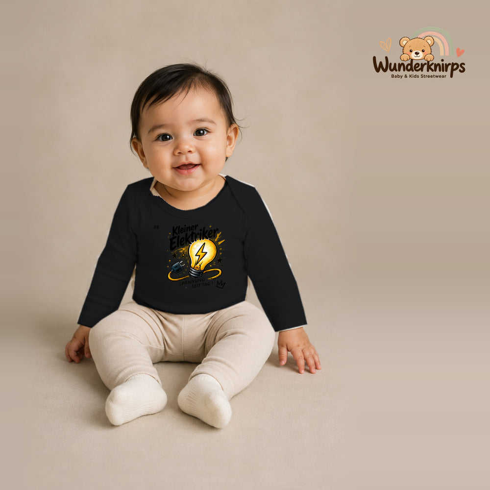 Babybody für Mädchen in Schwarz mit Motiv „Kleiner Elektriker“, getragen von einem Kind – Wunderknirps.