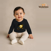 Babybody für Mädchen in Schwarz mit Motiv „Kleiner Elektriker“, getragen von einem Kind – Wunderknirps.