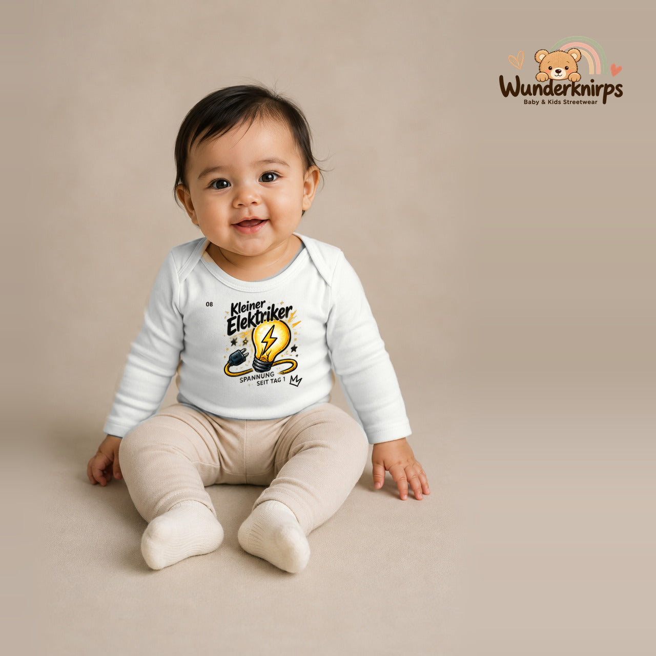 Babybody für Mädchen in Weiß mit Motiv „Kleiner Elektriker“, getragen von einem Kind – Wunderknirps.