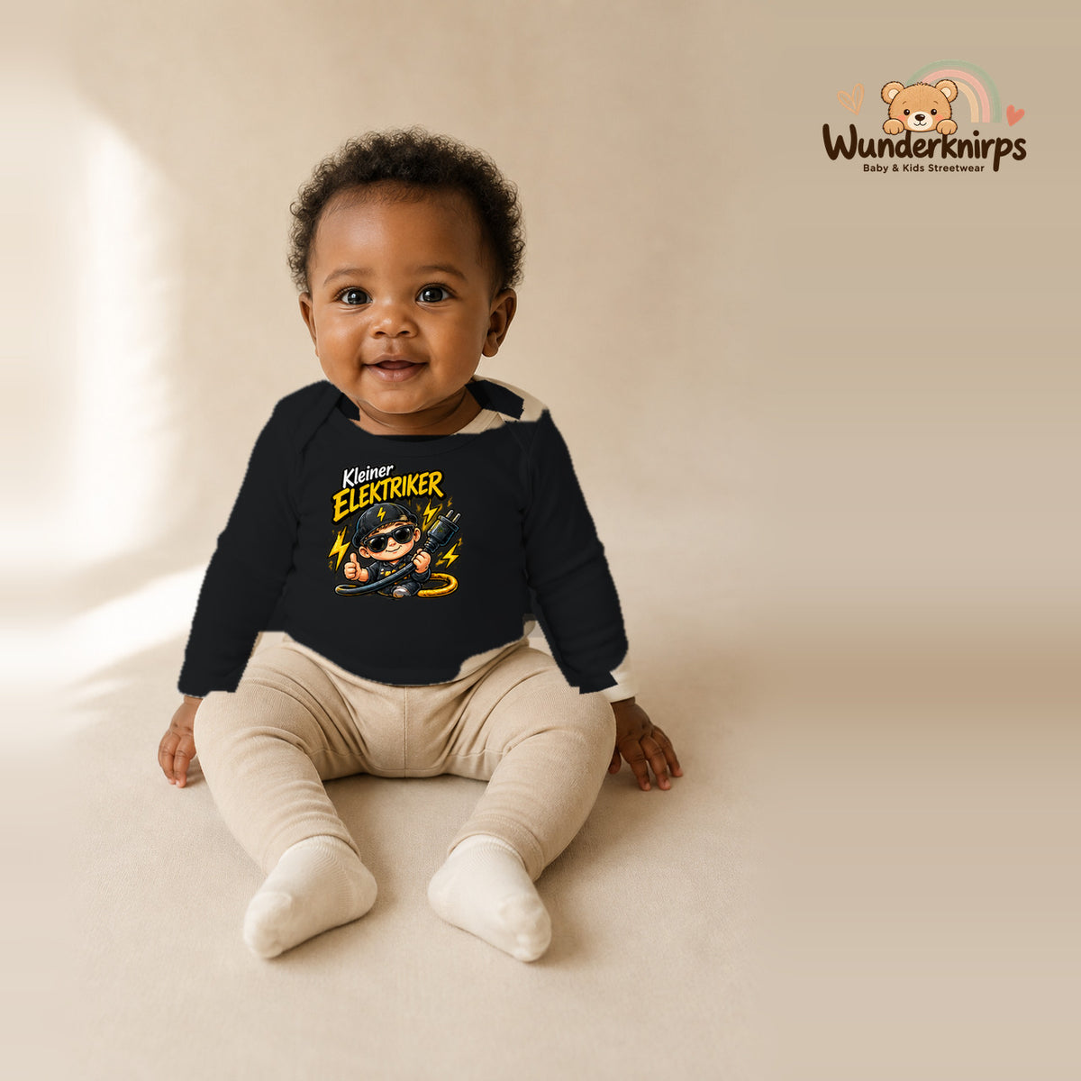 Babybody für Mädchen in Schwarz mit Motiv „Kleiner Elektriker“, getragen von einem Kind – Wunderknirps.