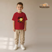T-Shirt für Jungen in Rot mit Motiv „Kleiner Elektriker“, getragen von einem Kind – Wunderknirps.