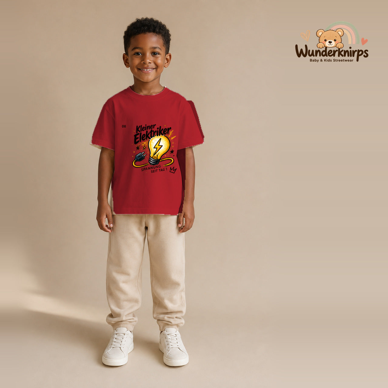 T-Shirt für Jungen in Rot mit Motiv „Kleiner Elektriker“, getragen von einem Kind – Wunderknirps.