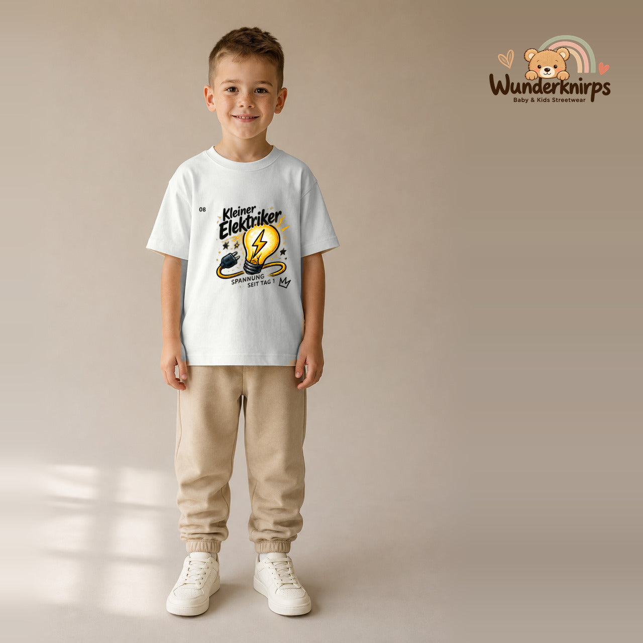 T-Shirt für Jungen in Weiß mit Motiv „Kleiner Elektriker“, getragen von einem Kind – Wunderknirps.