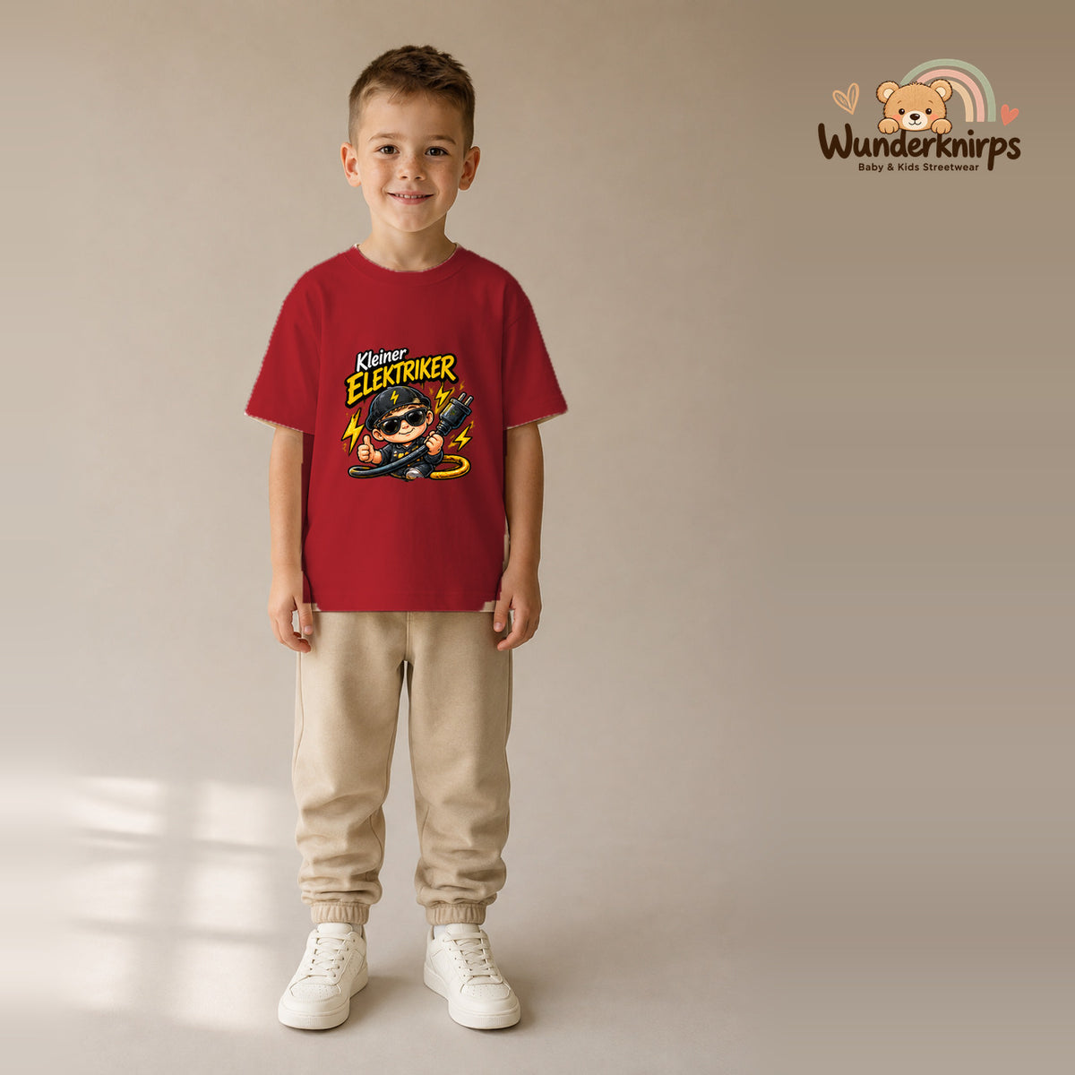 T-Shirt für Jungen in Rot mit Motiv „Kleiner Elektriker“, getragen von einem Kind – Wunderknirps.