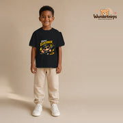 T-Shirt für Jungen in Schwarz mit Motiv „Kleiner Elektriker“, getragen von einem Kind – Wunderknirps.