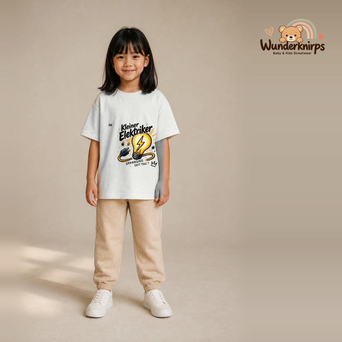 T-Shirt für Mädchen in Weiß mit Motiv „Kleiner Elektriker“, getragen von einem Kind – Wunderknirps.