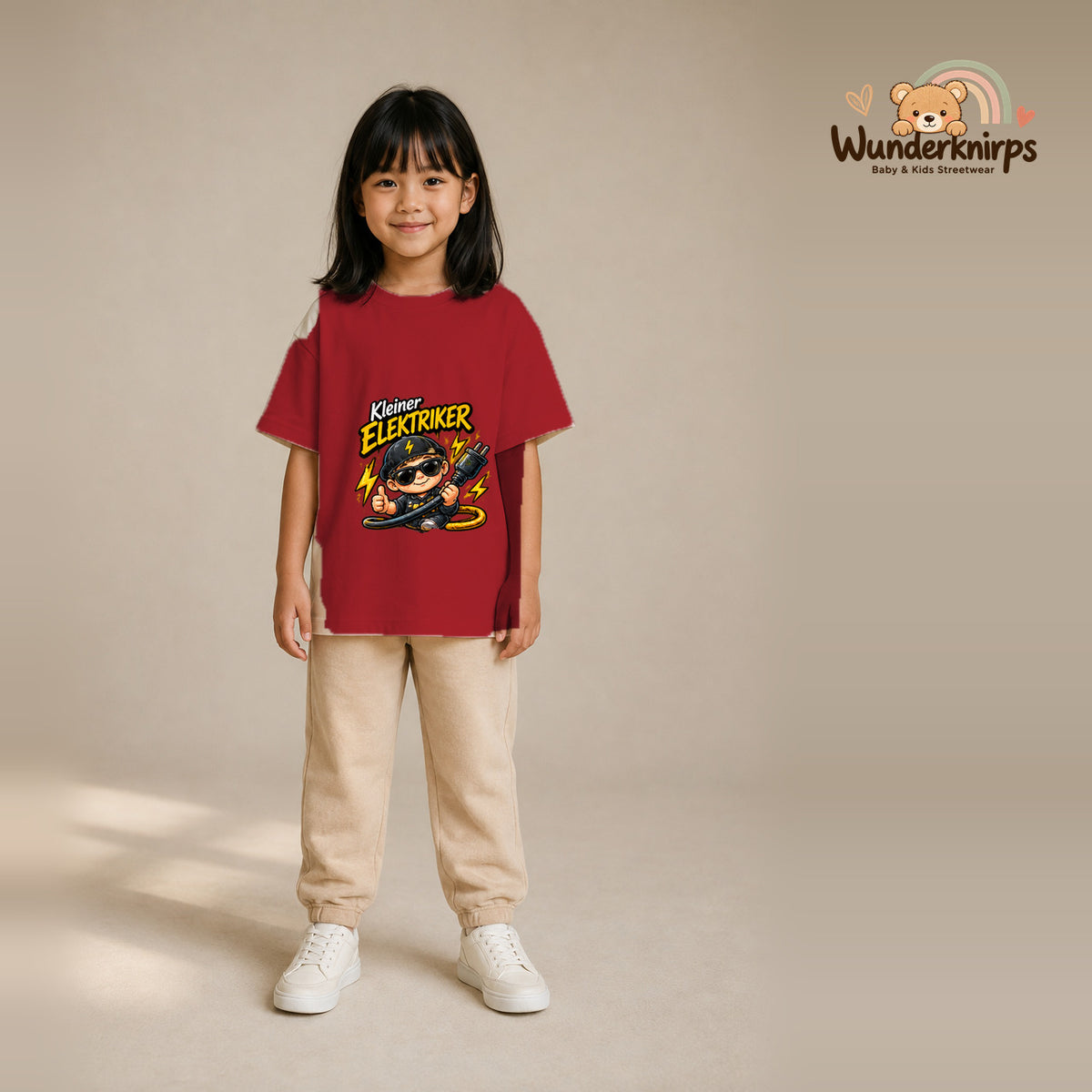 T-Shirt für Mädchen in Rot mit Motiv „Kleiner Elektriker“, getragen von einem Kind – Wunderknirps.