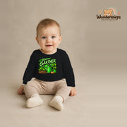 Babybody für Jungen in Schwarz mit Motiv „Kleiner Gärtner“, getragen von einem Kind – Wunderknirps.