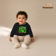 Babybody für Jungen in Schwarz mit Motiv „Kleiner Gärtner“, getragen von einem Kind – Wunderknirps.