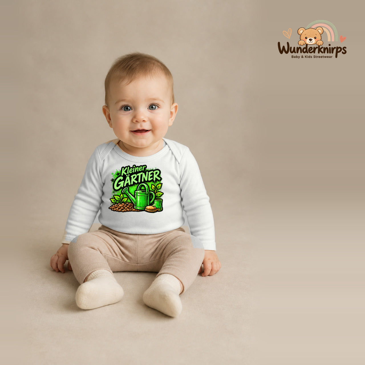 Babybody für Jungen in Weiß mit Motiv „Kleiner Gärtner“, getragen von einem Kind – Wunderknirps.