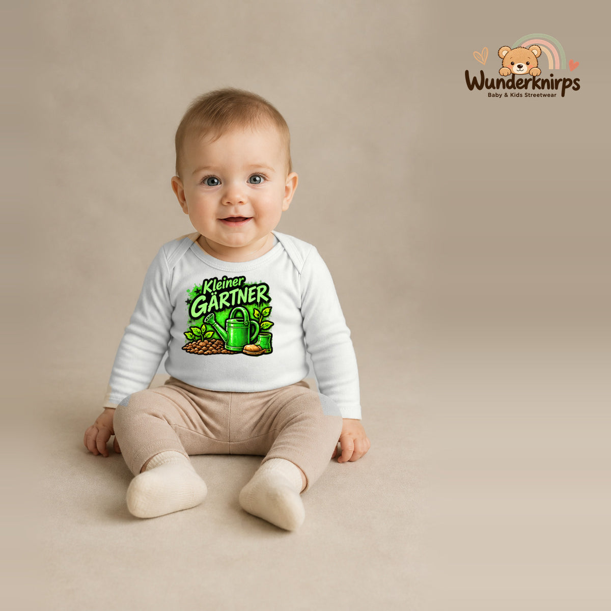 Babybody für Jungen in Weiß mit Motiv „Kleiner Gärtner“, getragen von einem Kind – Wunderknirps.