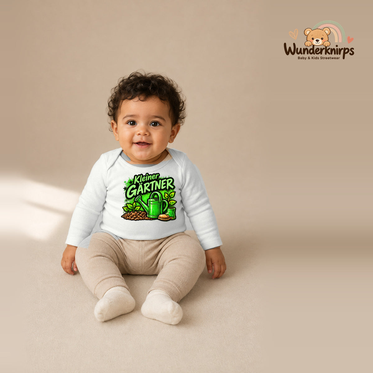 Babybody für Jungen in Weiß mit Motiv „Kleiner Gärtner“, getragen von einem Kind – Wunderknirps.