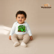 Babybody für Jungen in Weiß mit Motiv „Kleiner Gärtner“, getragen von einem Kind – Wunderknirps.