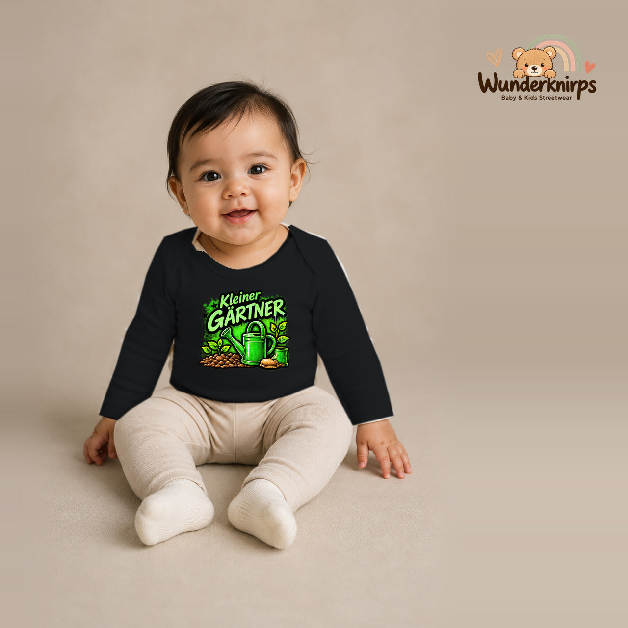 Babybody für Mädchen in Schwarz mit Motiv „Kleiner Gärtner“, getragen von einem Kind – Wunderknirps.