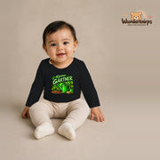 Babybody für Mädchen in Schwarz mit Motiv „Kleiner Gärtner“, getragen von einem Kind – Wunderknirps.