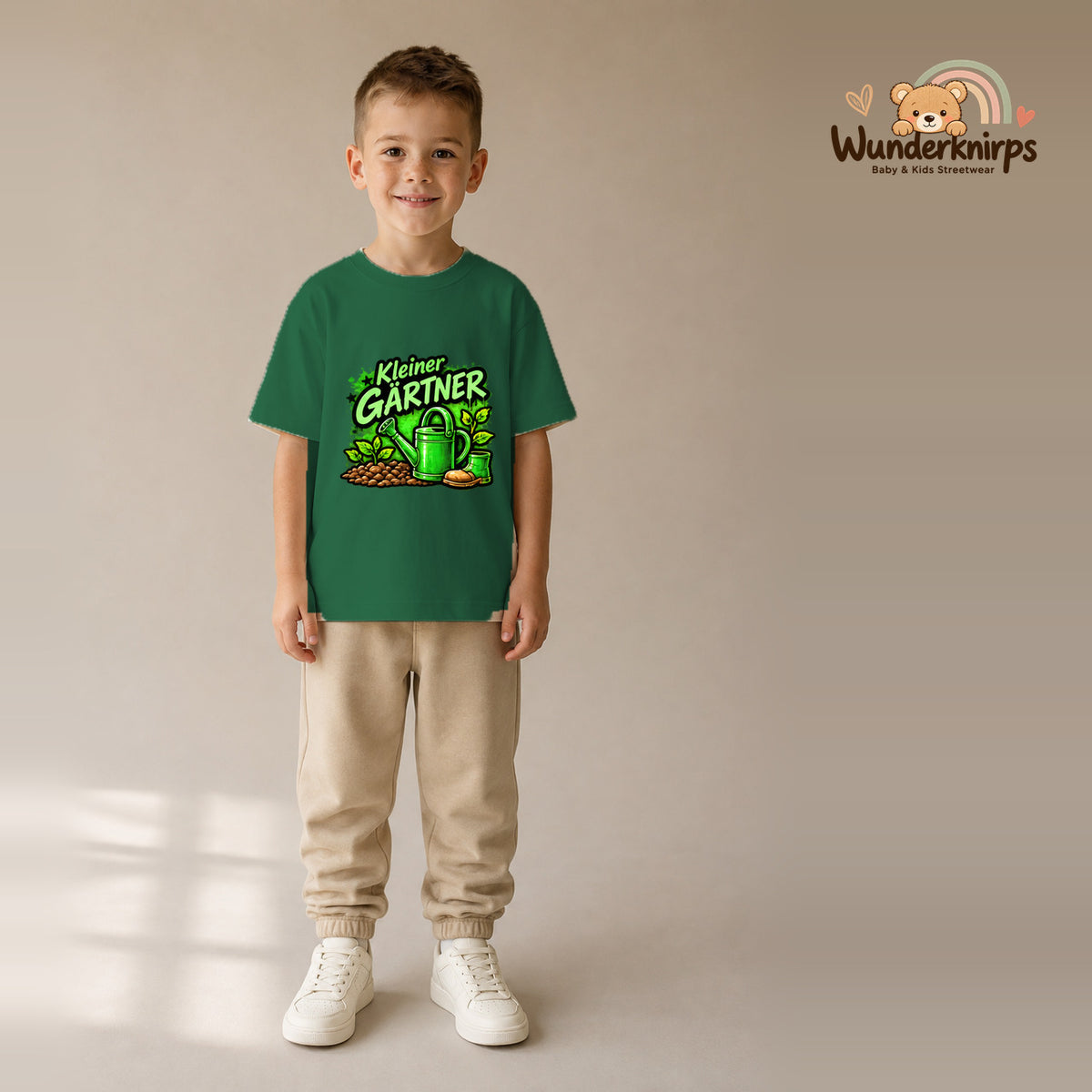 T-Shirt für Jungen in Grün mit Motiv „Kleiner Gärtner“, getragen von einem Kind – Wunderknirps.