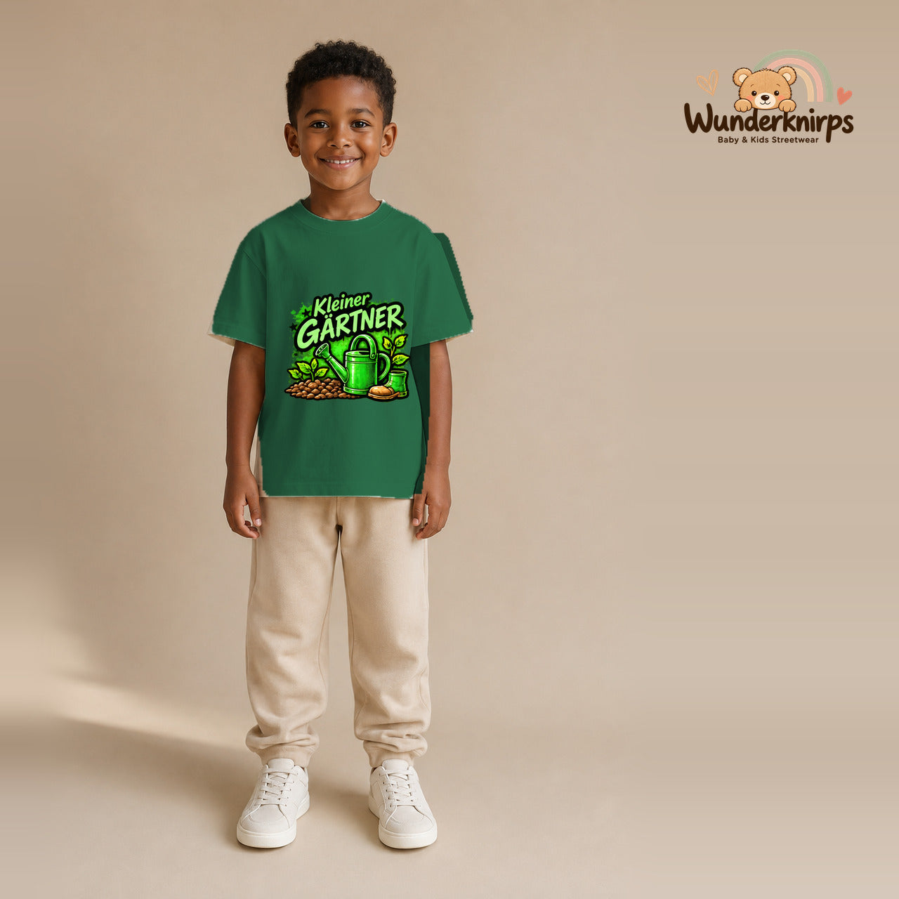 T-Shirt für Jungen in Grün mit Motiv „Kleiner Gärtner“, getragen von einem Kind – Wunderknirps.